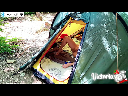 ❤️ Filmat a la càmera. Masturba apassionada de l'estrany en una tenda de campanya ❤❌ Porno vk a nosaltres ☑