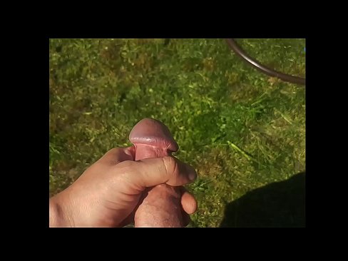 ❤️ Una guapa calenta es folla el seu cony rosa i es corre amb un esquitxat en un jardí d'estiu ❤❌ Porno vk a nosaltres ☑