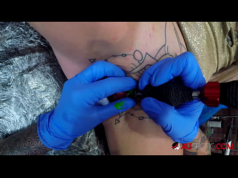 ❤️ La bomba Sully Savage, molt tatuada, es va tatuar al clítoris ❤❌ Porno vk a nosaltres ☑